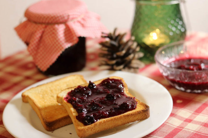 Weihnachtskonfitüre aus schwarzen Johannisbeeren