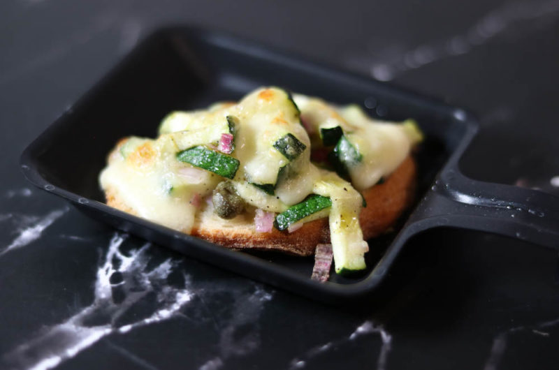Raclette: Crostini mit Zucchini und Mozzarella