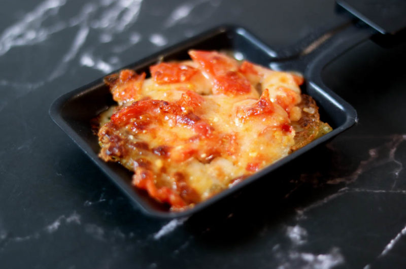 Raclette: Kartoffel-Rösti mit Tomaten-Parmesan Topping