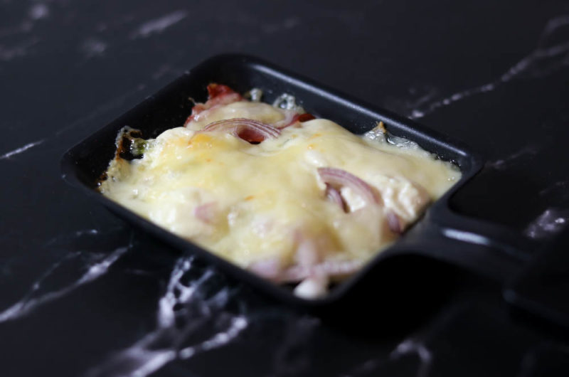 Raclette: Schinken-Zwiebel Pfännchen mit Käsecreme