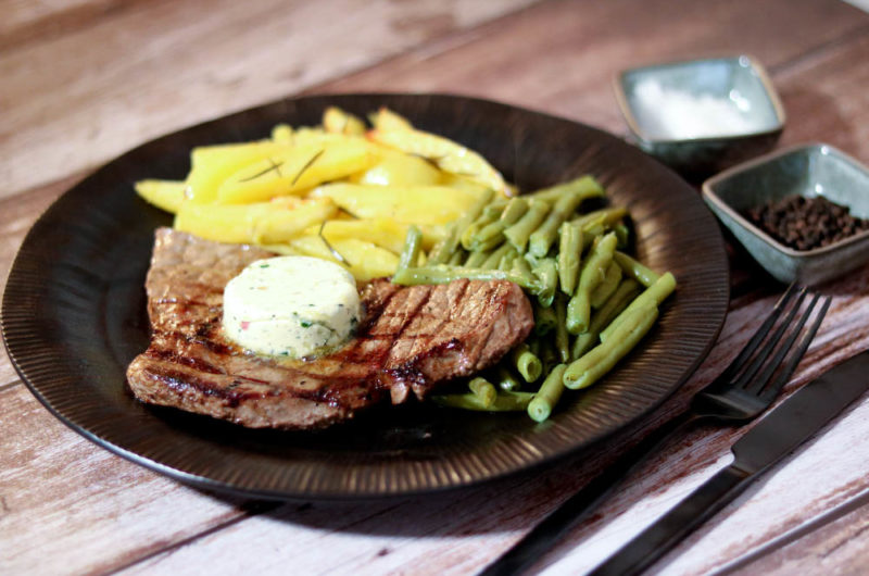 Black Angus Steaks mit Rosmarin-Kartoffeln und grünen Bohnen