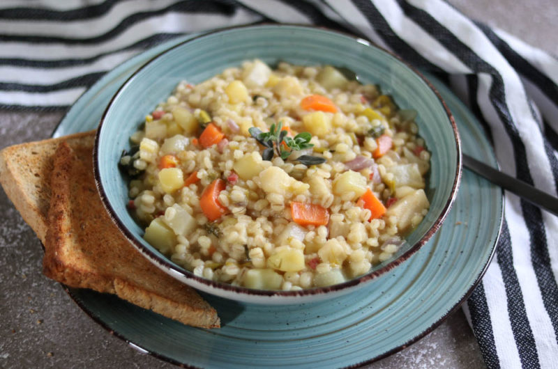 Graupensuppe mit Schinkenwürfeln