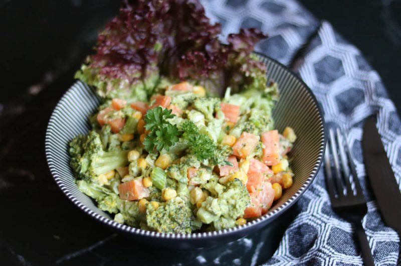 Broccolisalat in Curry-Dressing