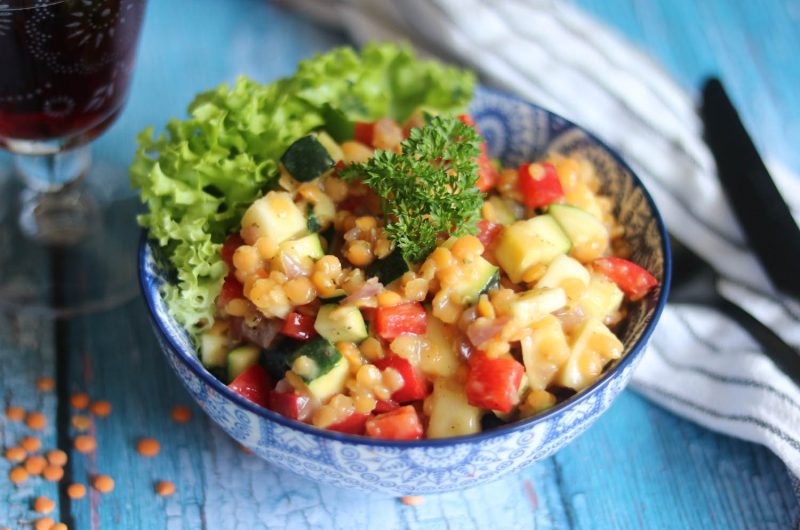 Rote Linsen Salat mit Zwiebel Dressing